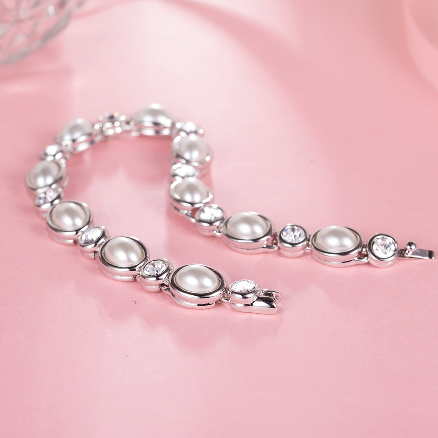 ‌Beaded Bracelet for Women - Fashionable Pearl-Inspired Wrist Jewelry‌‌
